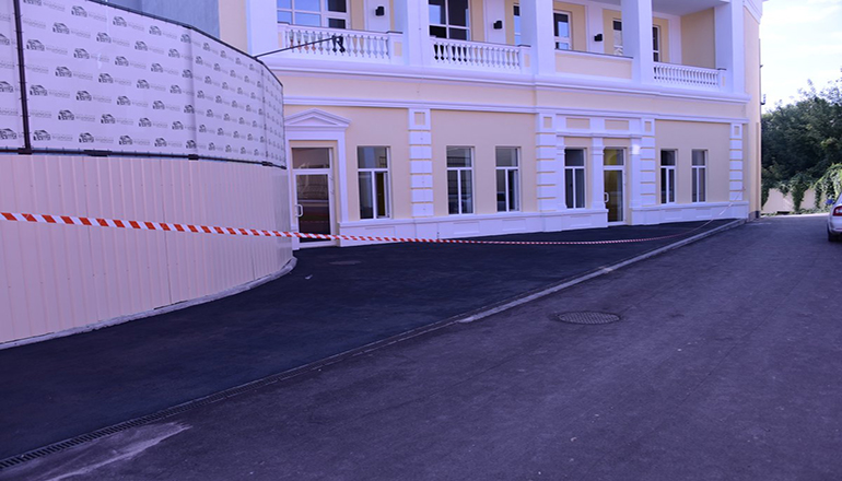 Перед визитом Порошенко харьковчане красят асфальт. Фото