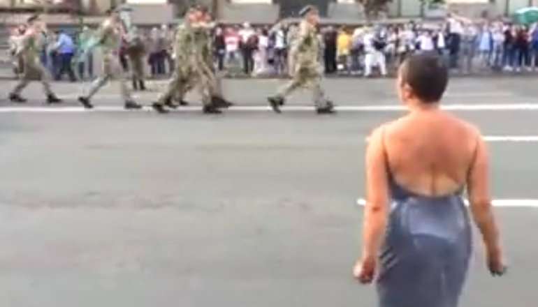 Мужчина в платье отличился на репетиции парада в Киеве. Видео