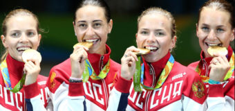 Российские спортсмены на Олимпиаде грызут медали. Фото