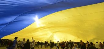 Границу с Крымом украсили большим украинским флагом