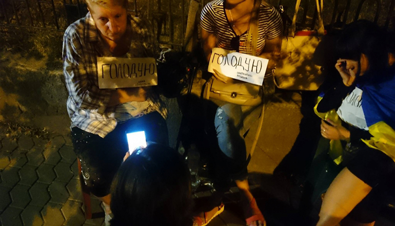 Голодовка: матери украинских пленных ночуют на Банковой. Фото