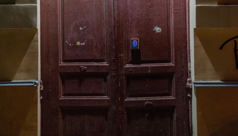 В Одессе обнаружили странную дверь. Фото