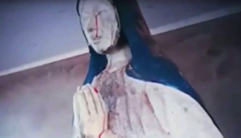 Статуя Девы Марии заплакала кровавыми слезами в Боливии. Видео
