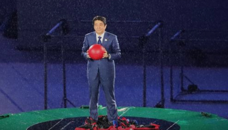 Японский премьер на Олимпиаде появился из трубы в виде Марио. Фото