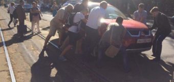 В Киеве пассажиры трамвая изощренно наказали водителя иномарки