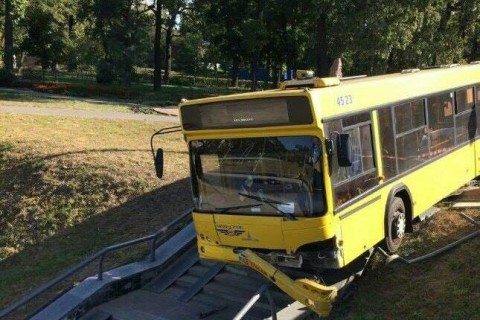 В Киеве автобус с людьми вылетел с дороги