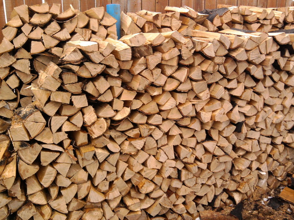 Грядет холодная зима: в Украине подорожали дрова