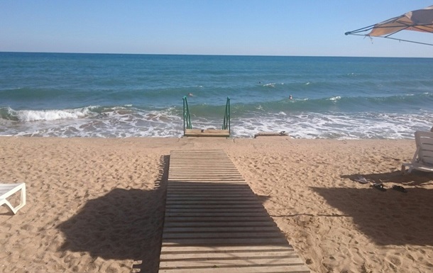 Сеть обсуждает «чистые» пляжи Крыма. Фото
