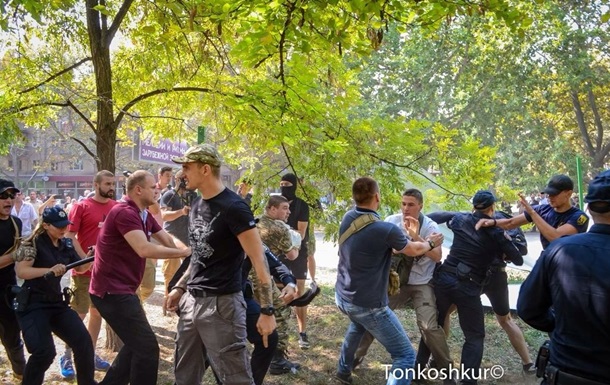 Во время сноса забора в Одессе активисты Азова подрались с полицейскими