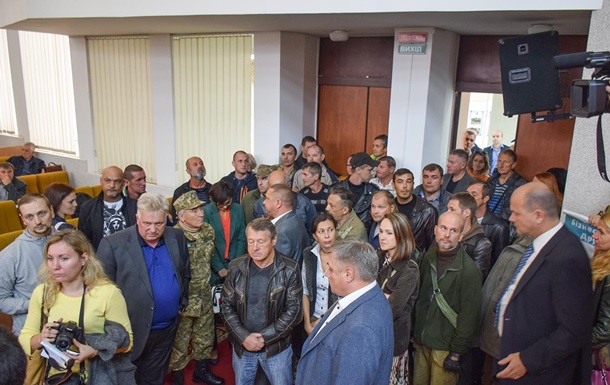 В Николаевской ОГА произошла драка между депутатами и «атошниками». Видео