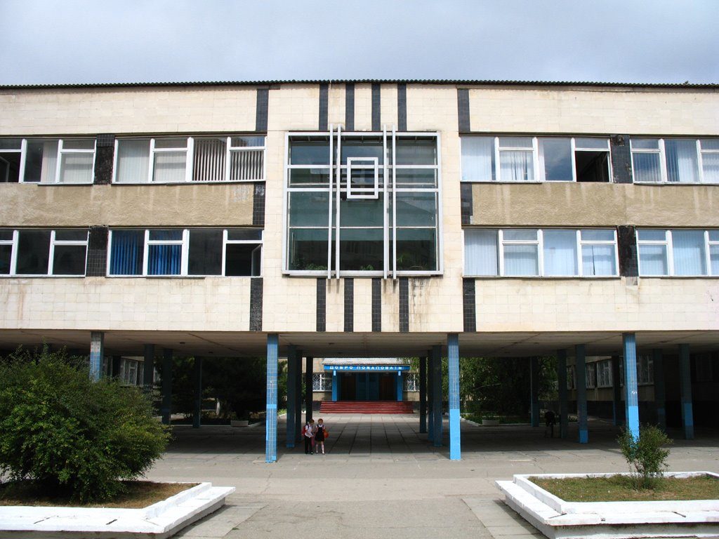 Симферопольская школа встала под цвета украинского флага. Фото