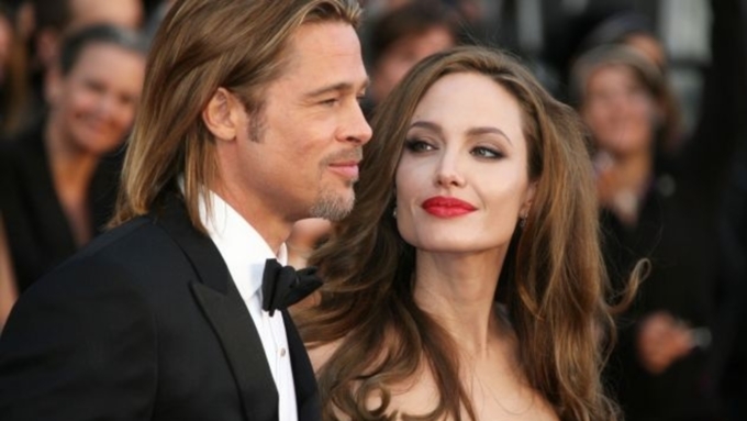 Житель Запорожья оригинально борется за любовь Анджелины Джоли и Брэда Питта