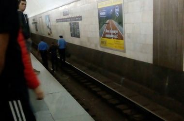 ЧП в метро Харькова: трезвый мужчина упал на рельсы. Фото