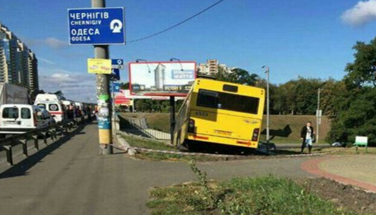 В Киеве большой автобус с пассажирами слетел с дороги. Фото