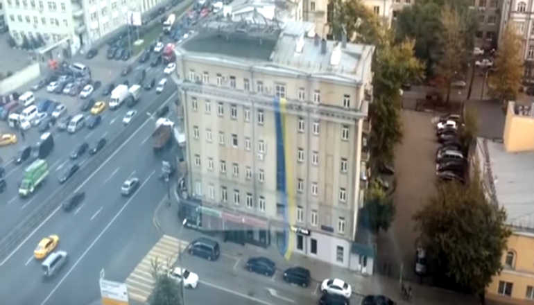 В Москве на многоэтажке вывесили огромный флаг Украины. Видео