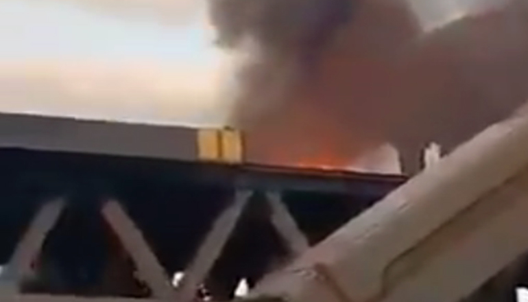 Киевлян шокировал пожар на недостроенном мосту через Днепр. Видео