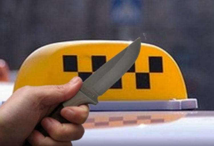 В Киеве неизвестный ножом тяжело ранил таксиста