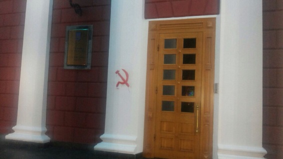 В Одессе задержали мужчину, который нарисовал у входа в мэрию символику СССР. Фото