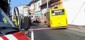 В Черновцах маршрутчик сбил пешехода и врезался в столб: есть жертвы. Фото