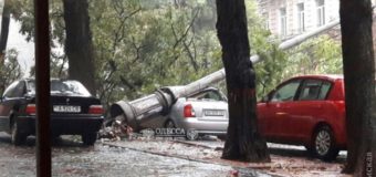 Непогода в Одессе: подтопленные улицы, столб рухнул на авто. Видео