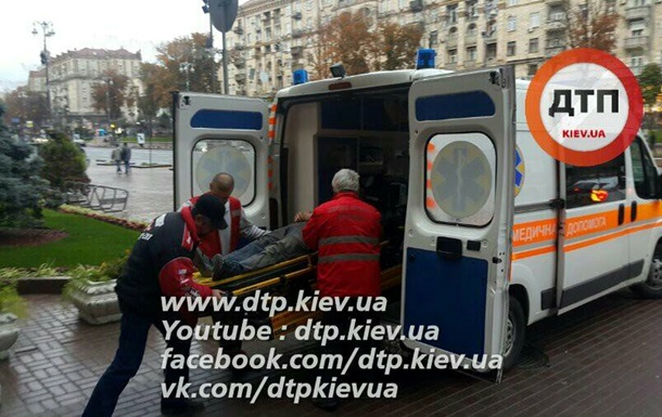 В Киеве со здания городской госадминистрации сорвался рабочий