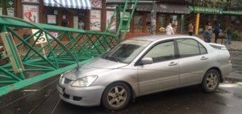 В Одессе строительный кран упал на кафе, авто и маршрутку. Фото