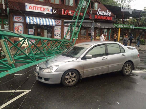 В Одессе строительный кран упал на кафе, авто и маршрутку. Фото