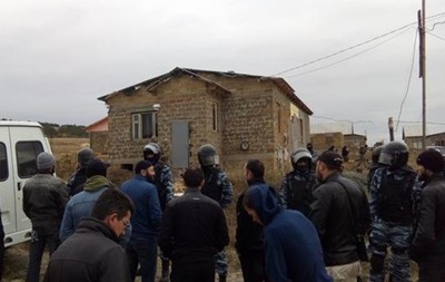 В Крыму ФСБ обыскивает дома крымских татар. Видео