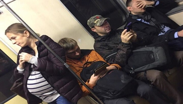 Фото с беременной женщиной в киевском метро шокировало соцсети. Фото
