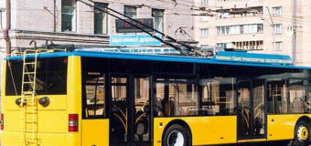 В Киеве дедушка выпал из троллейбуса