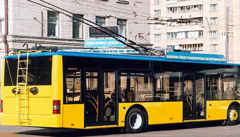 В Киеве дедушка выпал из троллейбуса