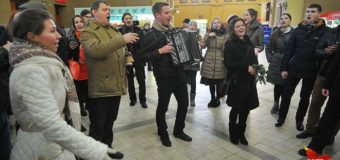 В Москве на вокзале люди спели хором украинскую песню. Видео