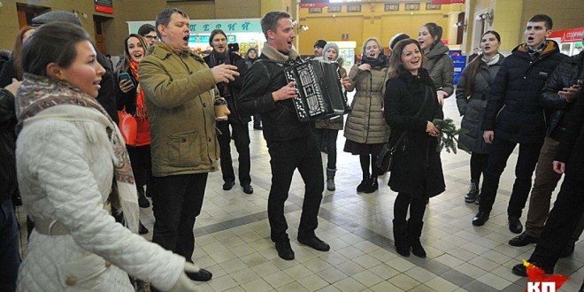 В Москве на вокзале люди спели хором украинскую песню. Видео