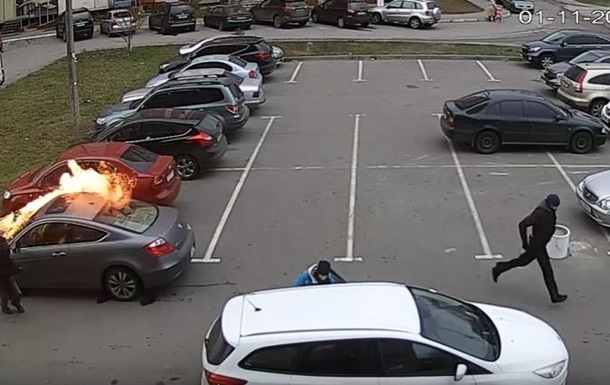 Обнародовано видео, как в Харькове средь бела дня подожгли авто на парковке