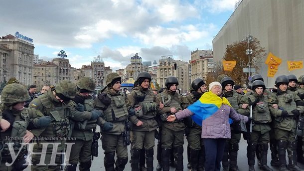 В центре Киева митингующие вкладчики подрались с полицией. Видео. Фото