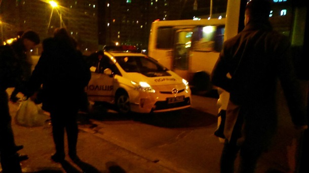 В Киеве пьяный выпал на ходу из троллейбуса и побил водителя. Фото