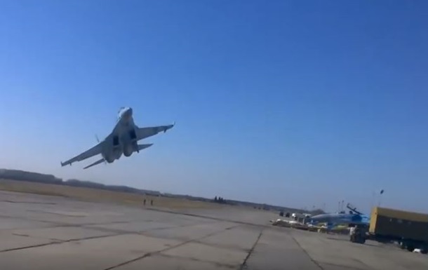 Опасный маневр: украинский Су-27 едва не врезался в землю и людей. Видео