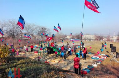 Флагов было больше, чем людей: сеть насмешила детская площадка боевиков. Фото