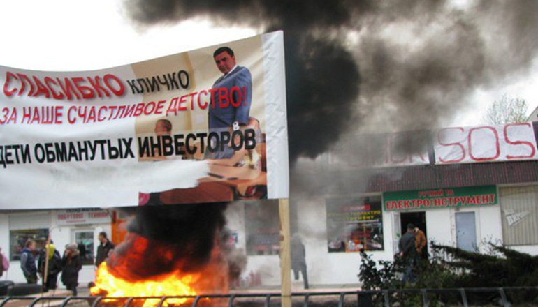 В Киеве возле метро «Харьковская» подожгли шины