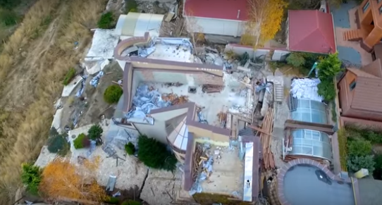 В Черноморске из-за оползня разрушились дома в элитном районе. Видео