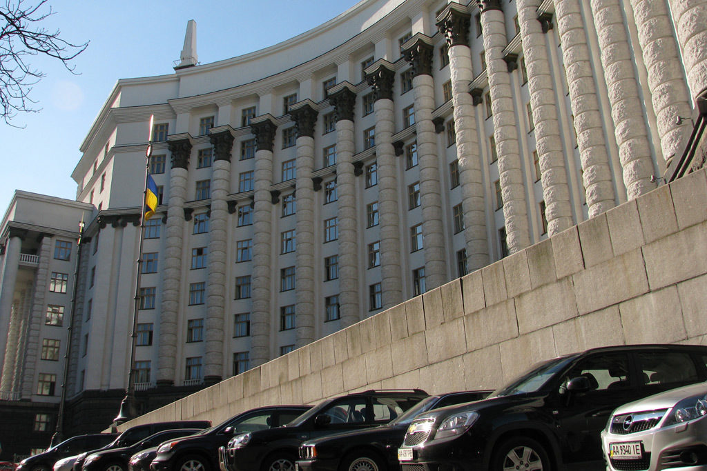 Украинцы бурно обсуждают шикарные авто министров