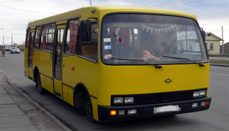 Ужасы на дорогах: в Киеве из маршрутки выпала пенсионерка