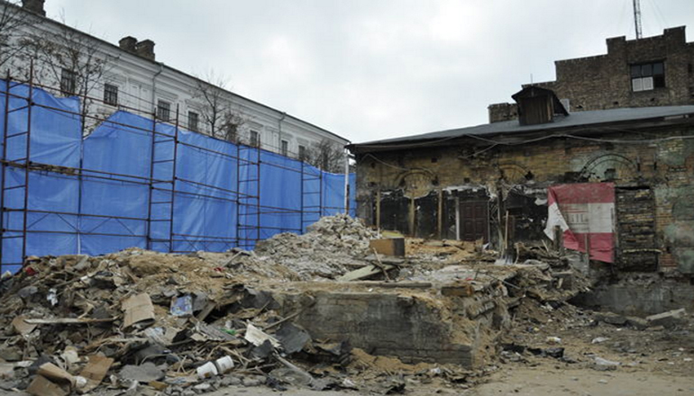 В Киеве снесли старое здание на Подоле. Фото