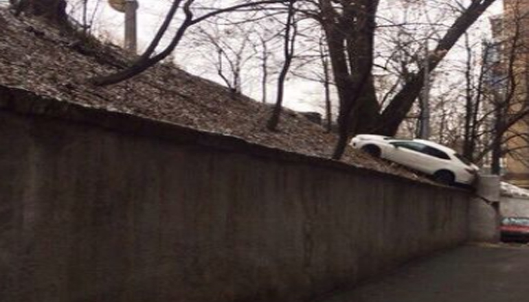 Киевлян шокировал казус с машиной. Фото
