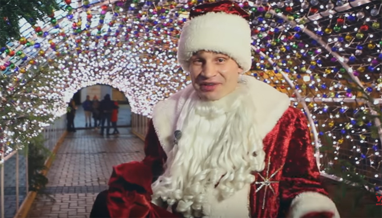 Кличко гулял по Киеву в костюме Деда Мороза. Видео