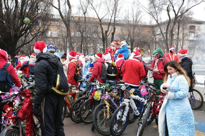 Десятки Дедов Морозов в Запорожье приняли участие в велопробеге