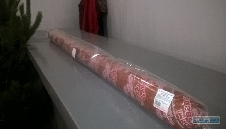 Под Одессой людей шокировала двухметровая колбаса на рынке. Фото