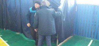 В Украине пьяный избиратель уснул в кабинке для голосования