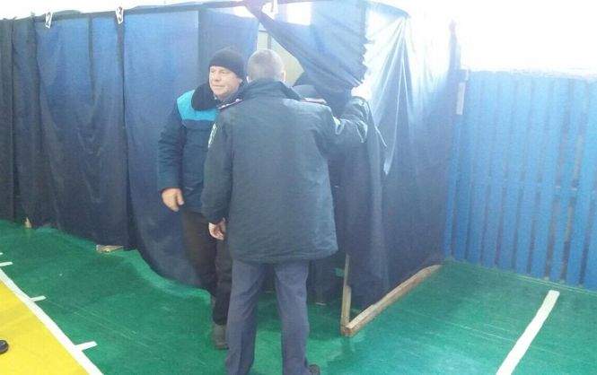 В Украине пьяный избиратель уснул в кабинке для голосования