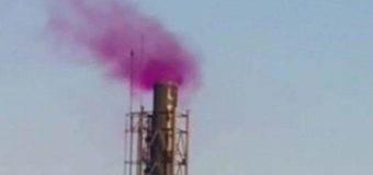 Розовый дым из киевского предприятия шокировал людей. Фото
